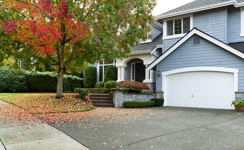 New England house with the leaves stating to change color in the fall.