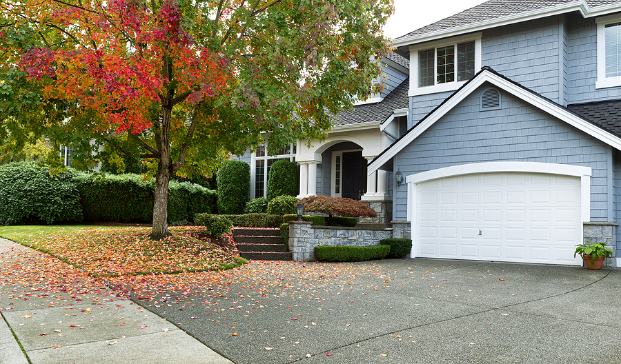 New England house with the leaves stating to change color in the fall.